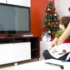 Maminka se synem dívající se na televizi.