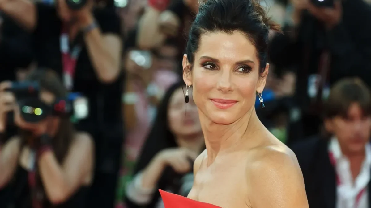 americká herečka Sandra Bullock v červených šatech v roce 2013