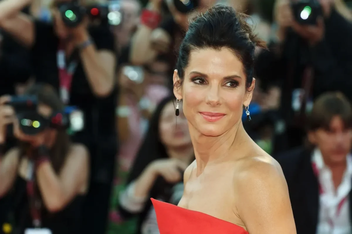 americká herečka Sandra Bullock v červených šatech v roce 2013