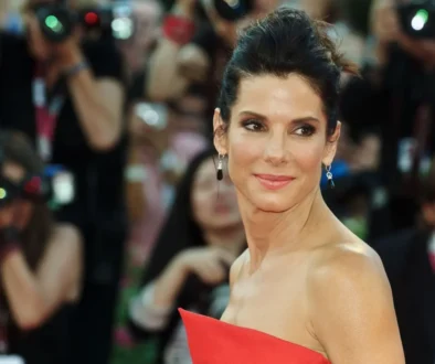 americká herečka Sandra Bullock v červených šatech v roce 2013