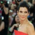 americká herečka Sandra Bullock v červených šatech v roce 2013