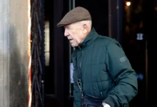 herec Petr Nárožný zachycen na fotce na ulici