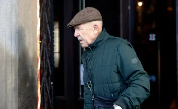 herec Petr Nárožný zachycen na fotce na ulici