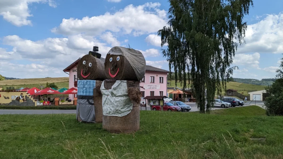 Postavičky ze slámy stojící v Hošticích