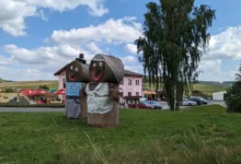 Postavičky ze slámy stojící v Hošticích