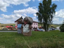 Postavičky ze slámy stojící v Hošticích