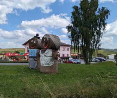 Postavičky ze slámy stojící v Hošticích