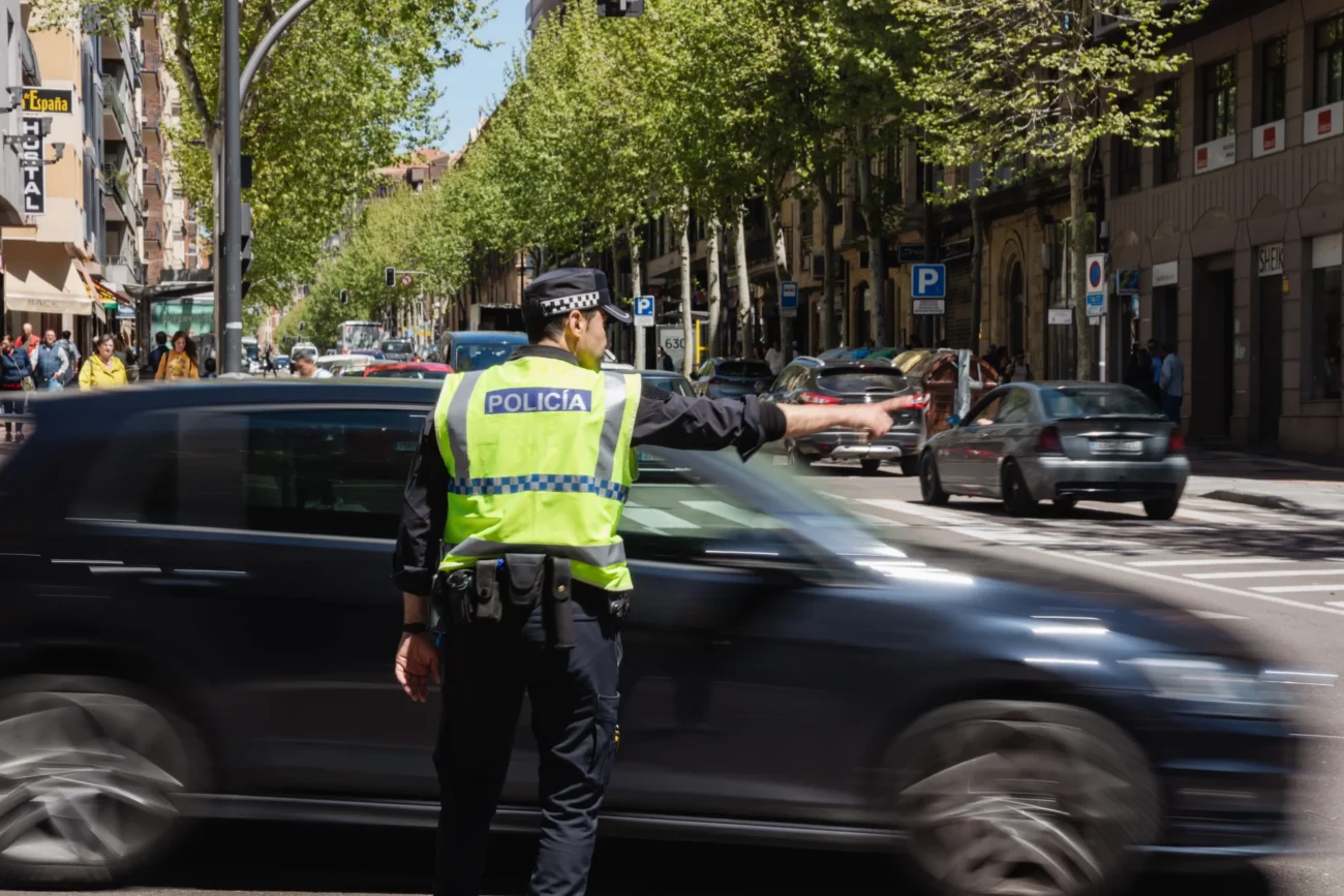 shutterstock_2619462533-2 | TVGURU.cz Policista ve Španělsku směruje auto.