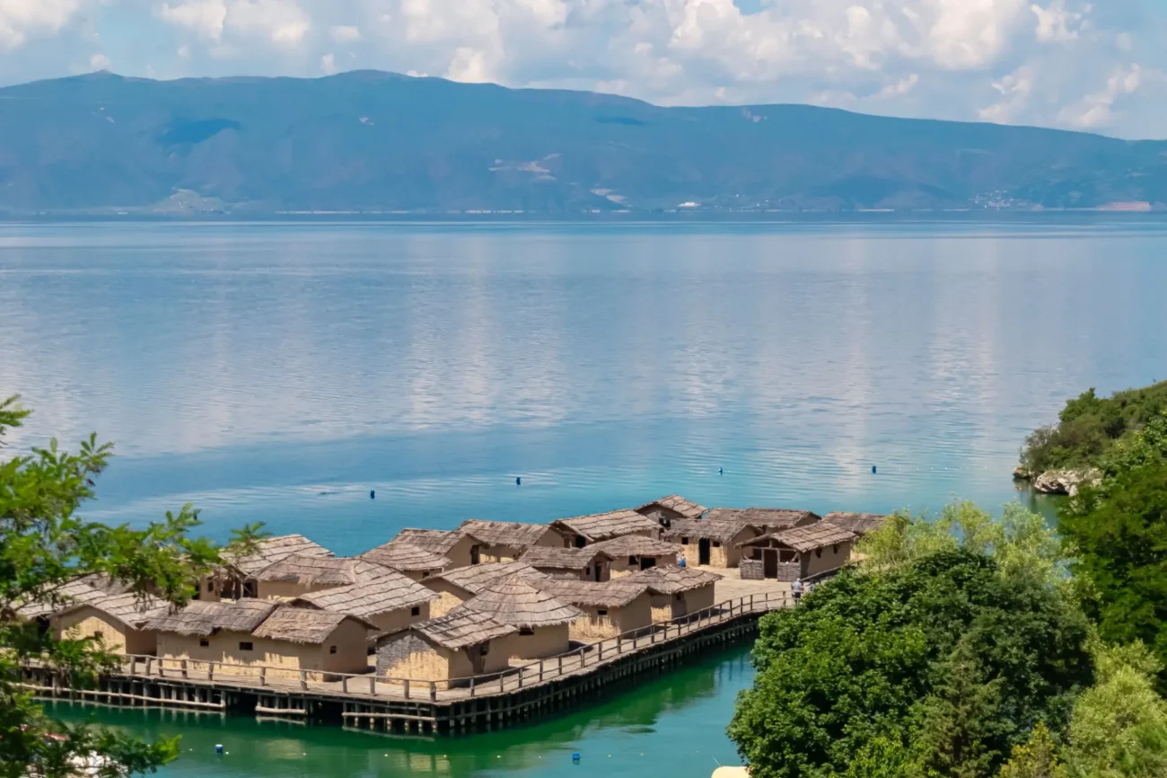 Shutterstock_2539814581 | TVGURU.cz jezero Ohrid