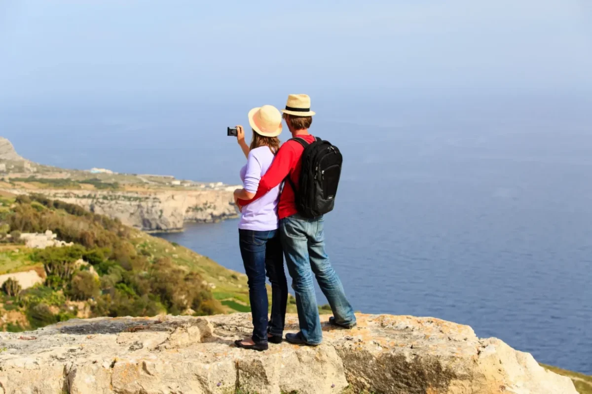 pár na dovolené, fotí si výhled na jezero