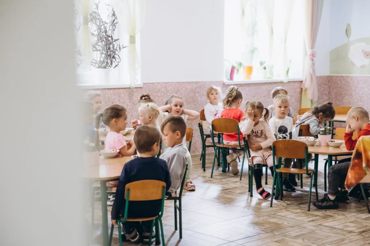 děti sedí kolem stolu