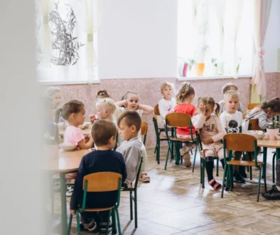 děti sedí kolem stolu