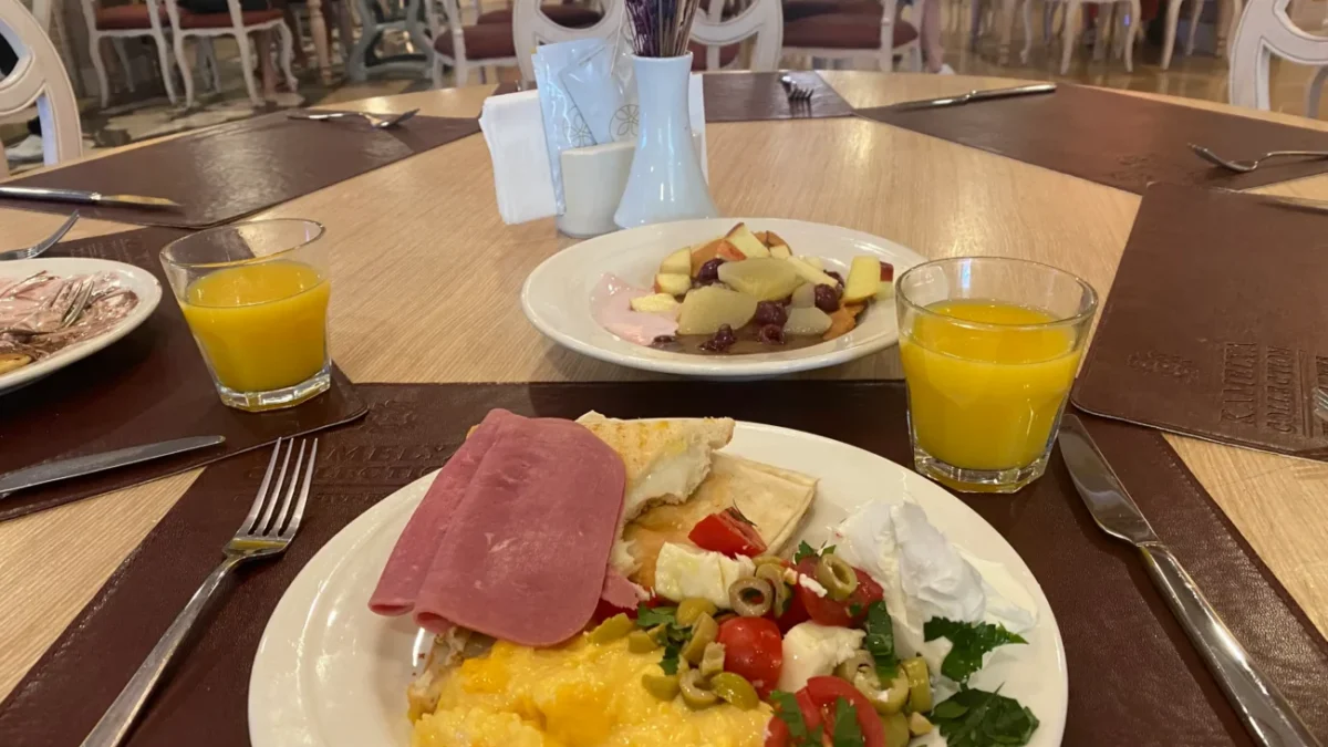 jídlo na talíři v restauraci