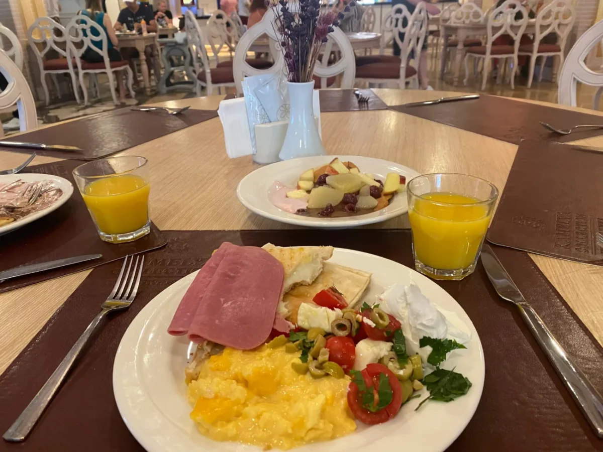 jídlo na talíři v restauraci