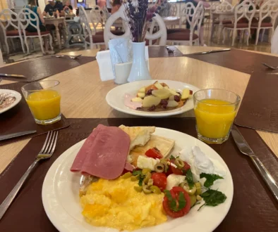 jídlo na talíři v restauraci