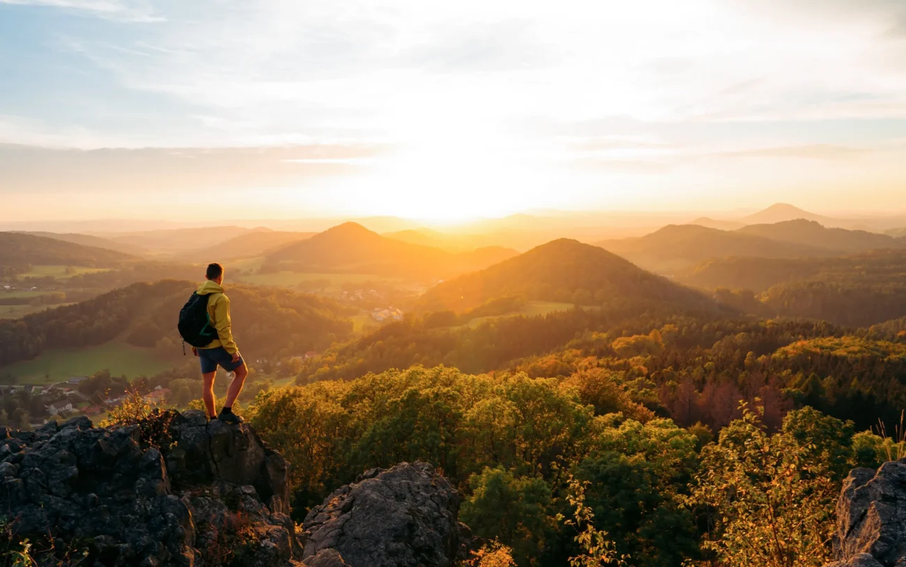 Pokud chcete mít dobrý výhled, zásadní je výběr správného místa. Zdroj: Shutterstock | TVGURU.cz Muž v horách.