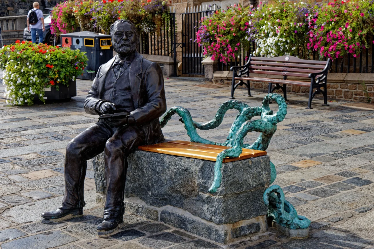 Victor Hugo napsal několik úspěšných románů. Zdroj: Shutterstock | TVGURU.cz Socha Victora Huga.
