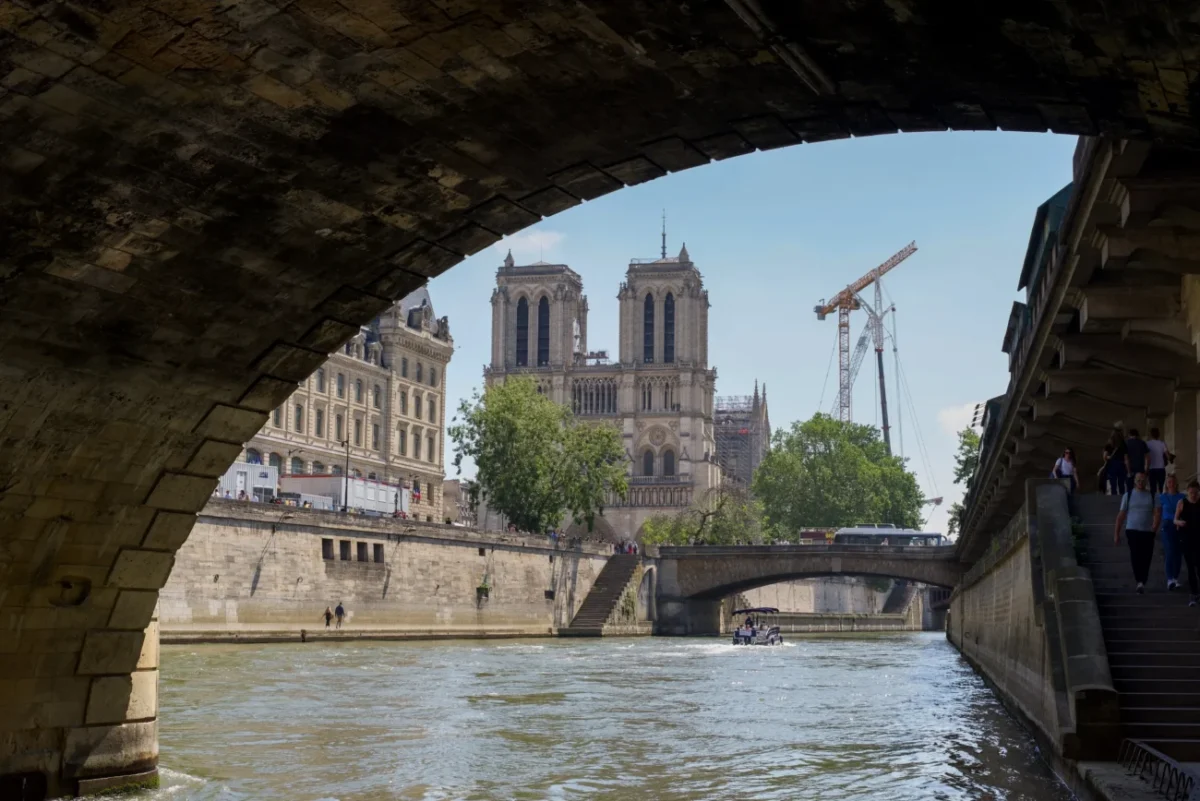 Výhled na katedrálu v Paříži.