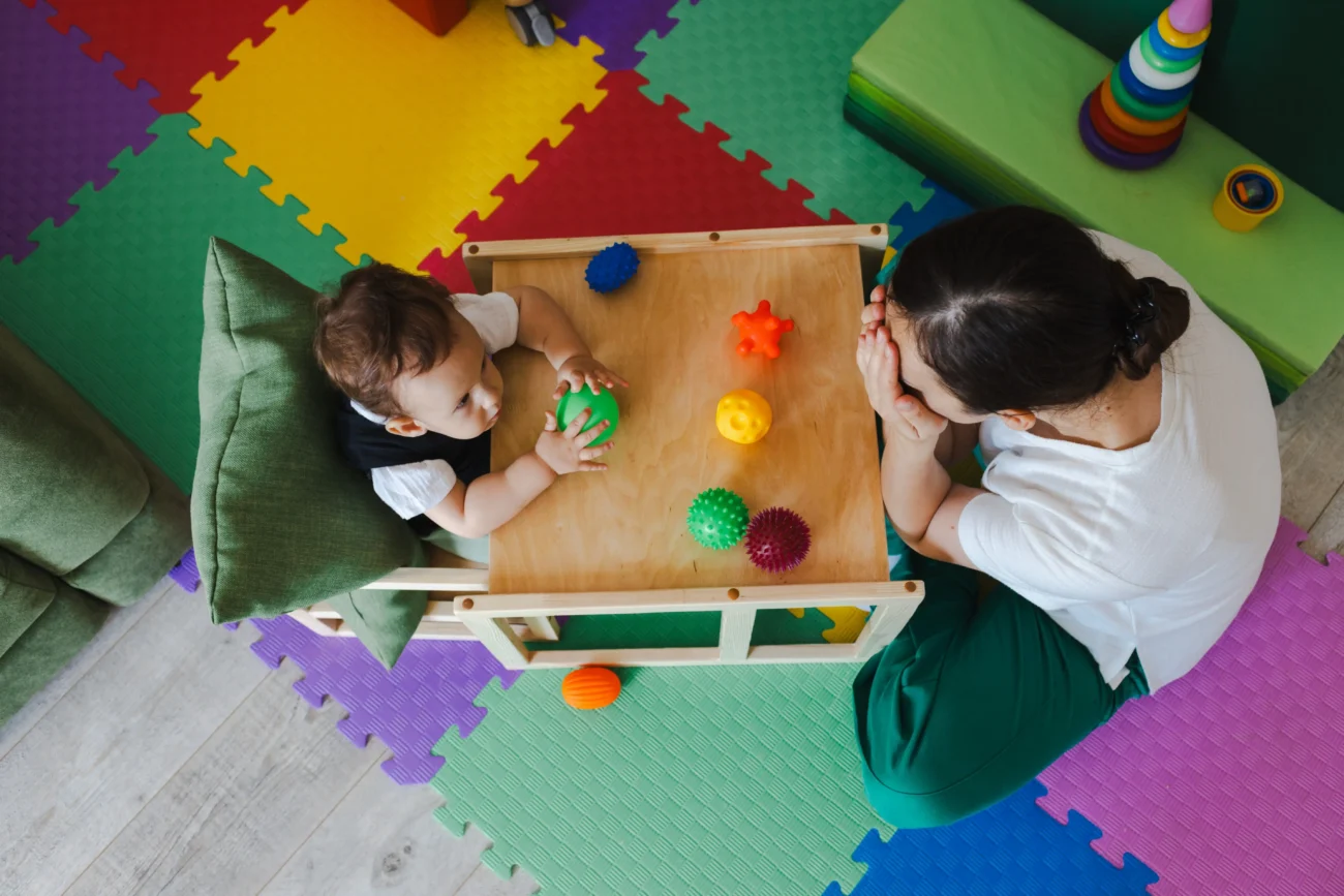 O malých barvách se učí už i malé děti. Zdroj: Shutterstock | TVGURU.cz Žena s dítětem učící se barvy.
