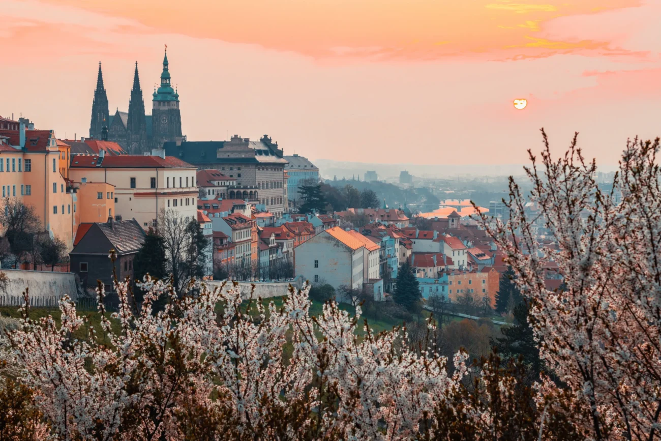 Pražský hrad byl postaven před mnoha stovkami let. Zdroj: Shutterstock | TVGURU.cz Výhled na Pražský hrad.