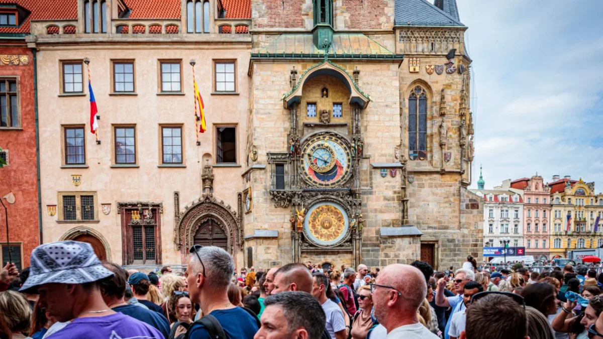 Pražský orloj a turisté.
