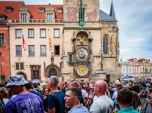 Pražský orloj a turisté.