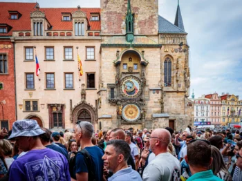 Pražský orloj a turisté.