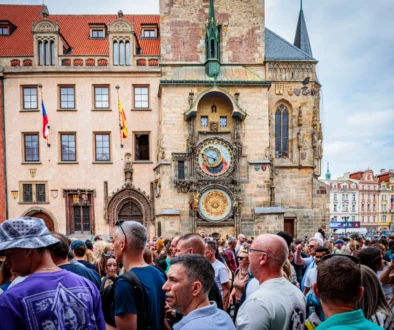 Pražský orloj a turisté.