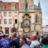 Pražský orloj a turisté.
