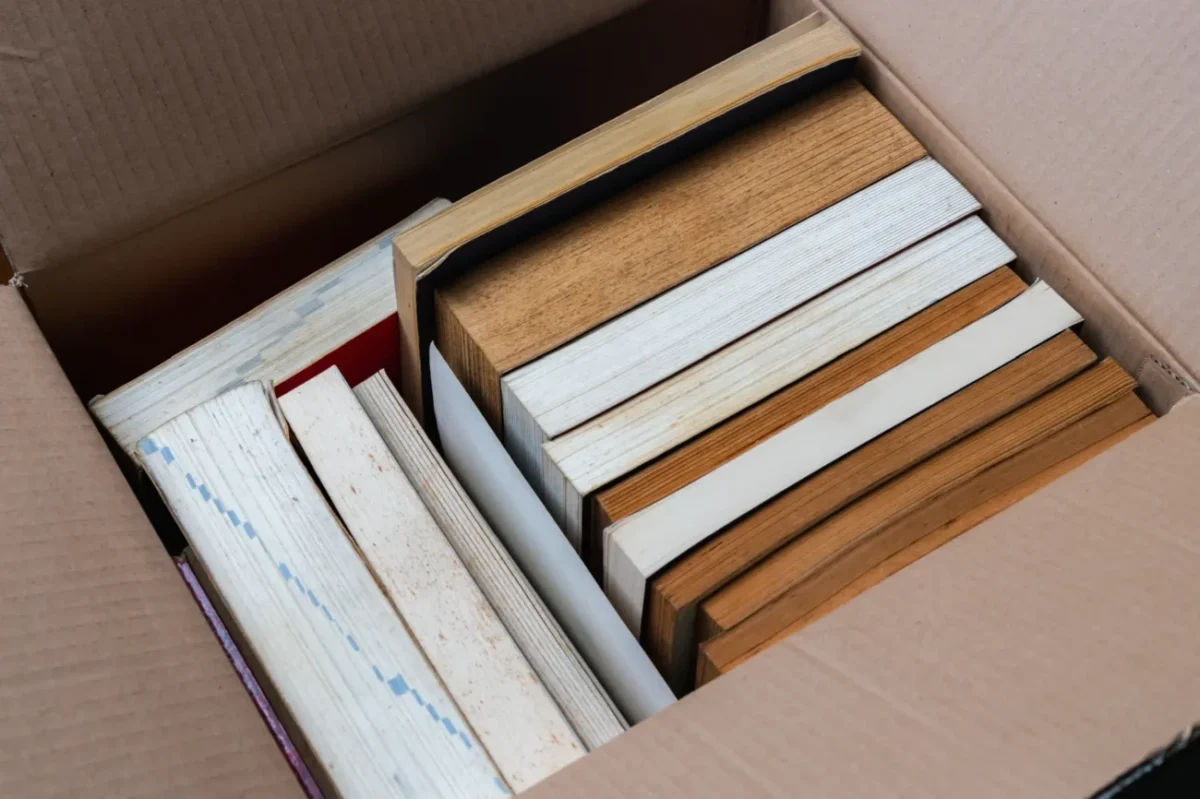 krabice plná starých knih