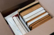 krabice plná starých knih