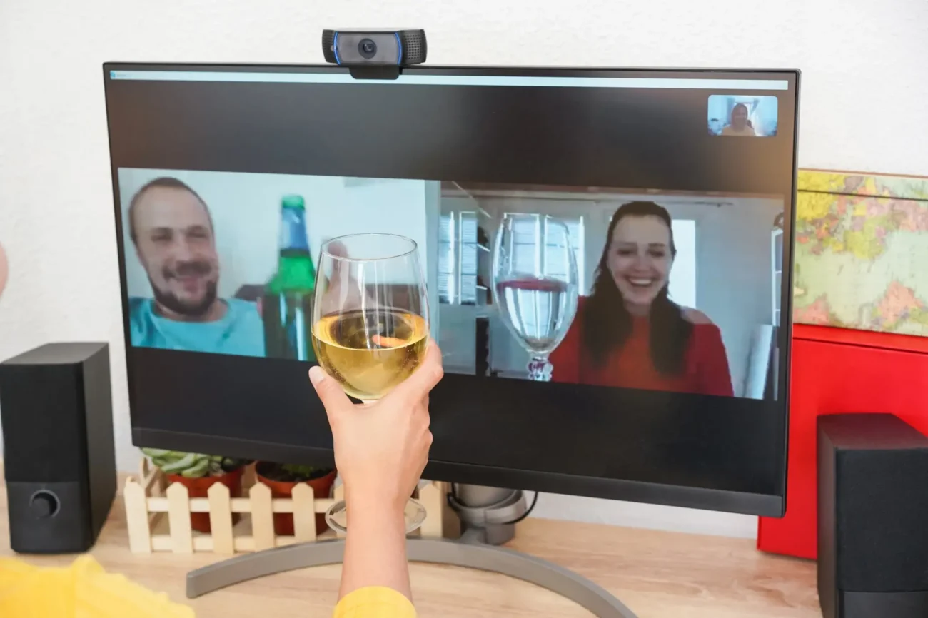 shutterstock_1874251828-2 | TVGURU.cz Žena má videohovor s přáteli, u kterého popíjí.