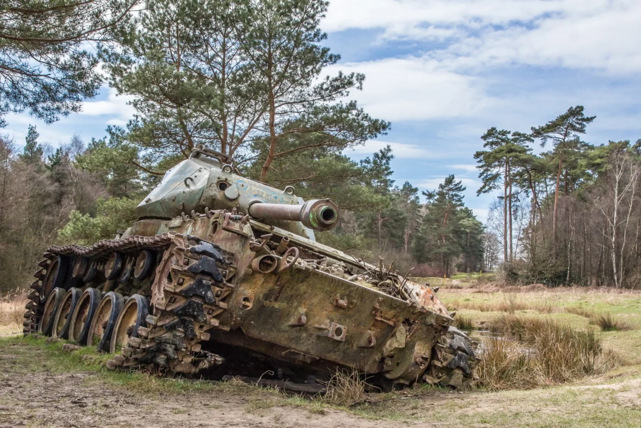 Tank jedoucí lesem. 
