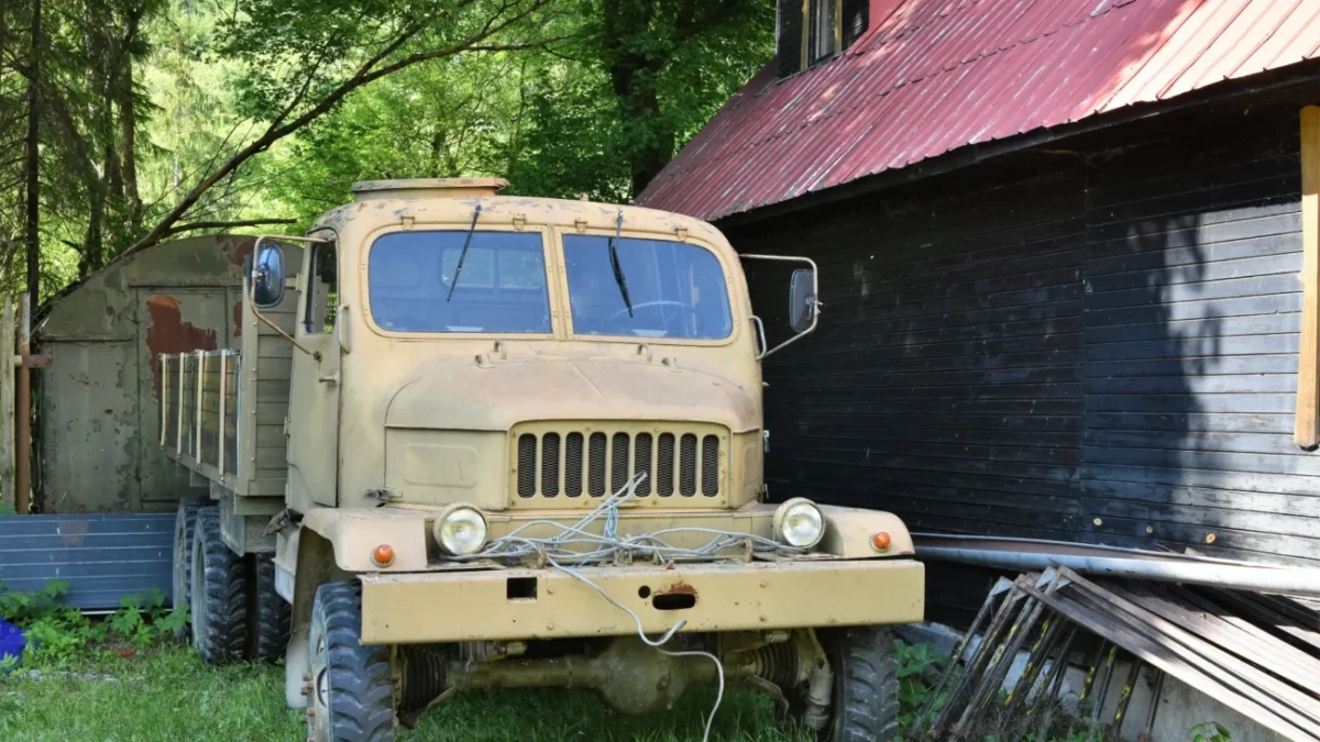 Vojenské auto s korbou.
