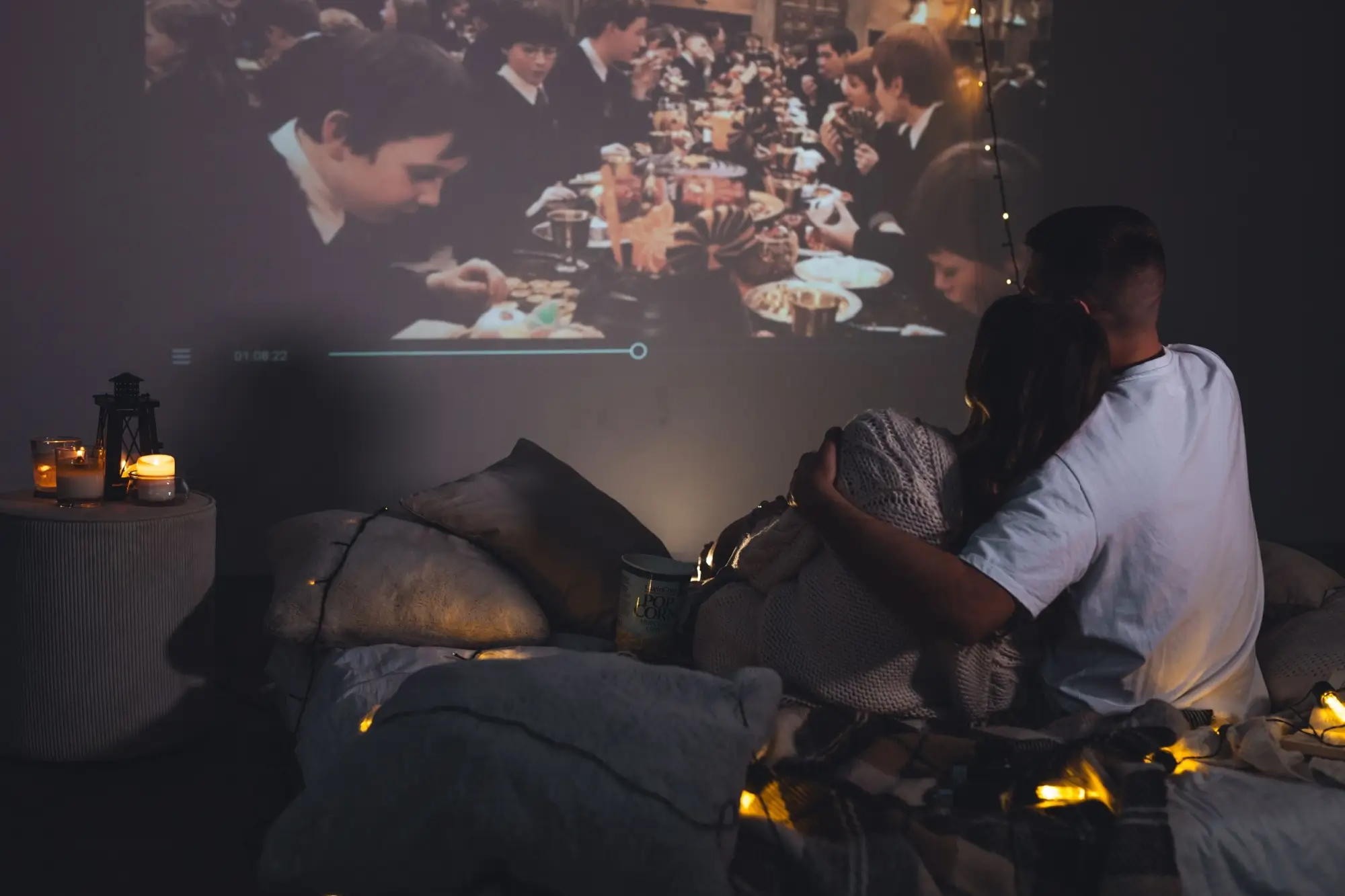 Žena s mužem mají filmový večer.