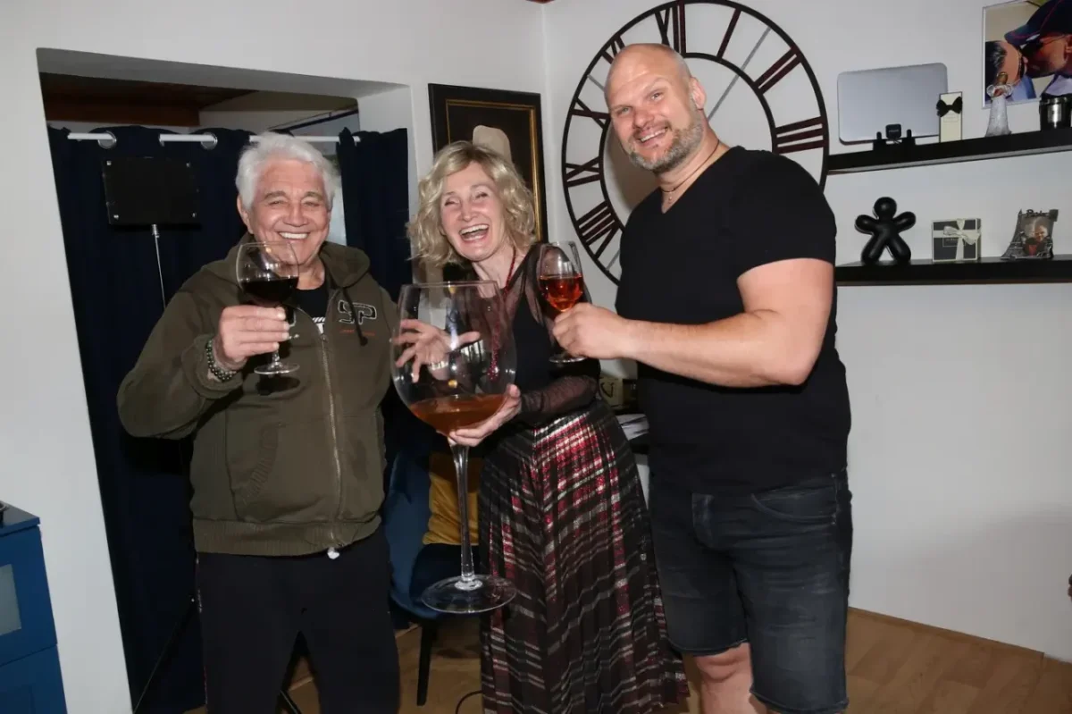 Stále rozchechtaná Bubu na návštěvě u Jiřího Krampola