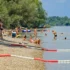 Lidé na pláži u vody.