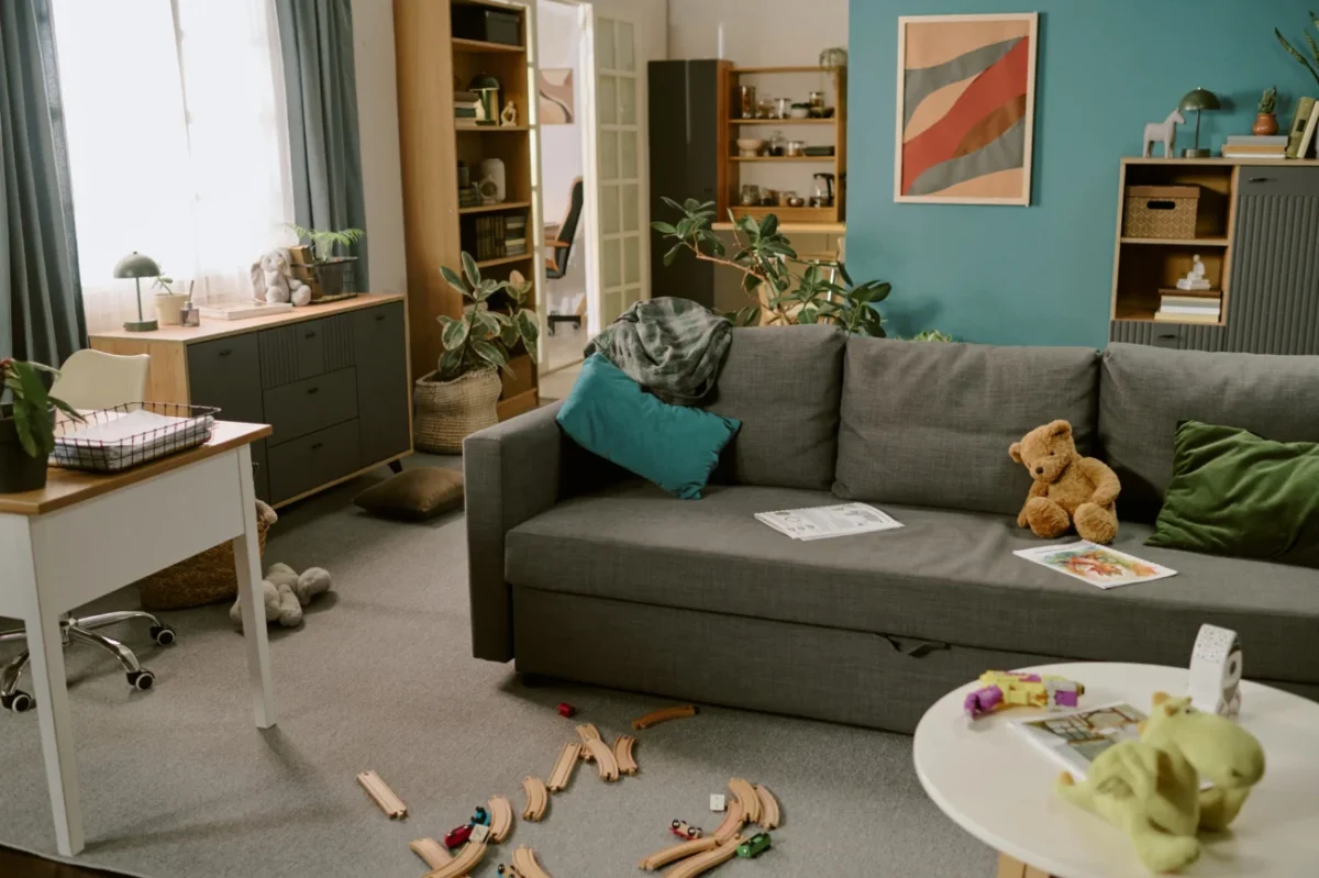 Obývací pokoj s nepořádkem.