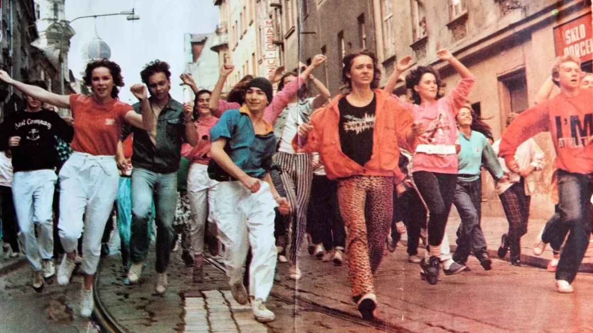 fotografie z filmu Discopříběh, několik nadšených lidí na ulici