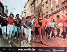 fotografie z filmu Discopříběh, několik nadšených lidí na ulici