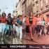 fotografie z filmu Discopříběh, několik nadšených lidí na ulici