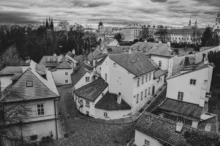 Černobílý pohled na čtvrť Nový Svět v Praze.