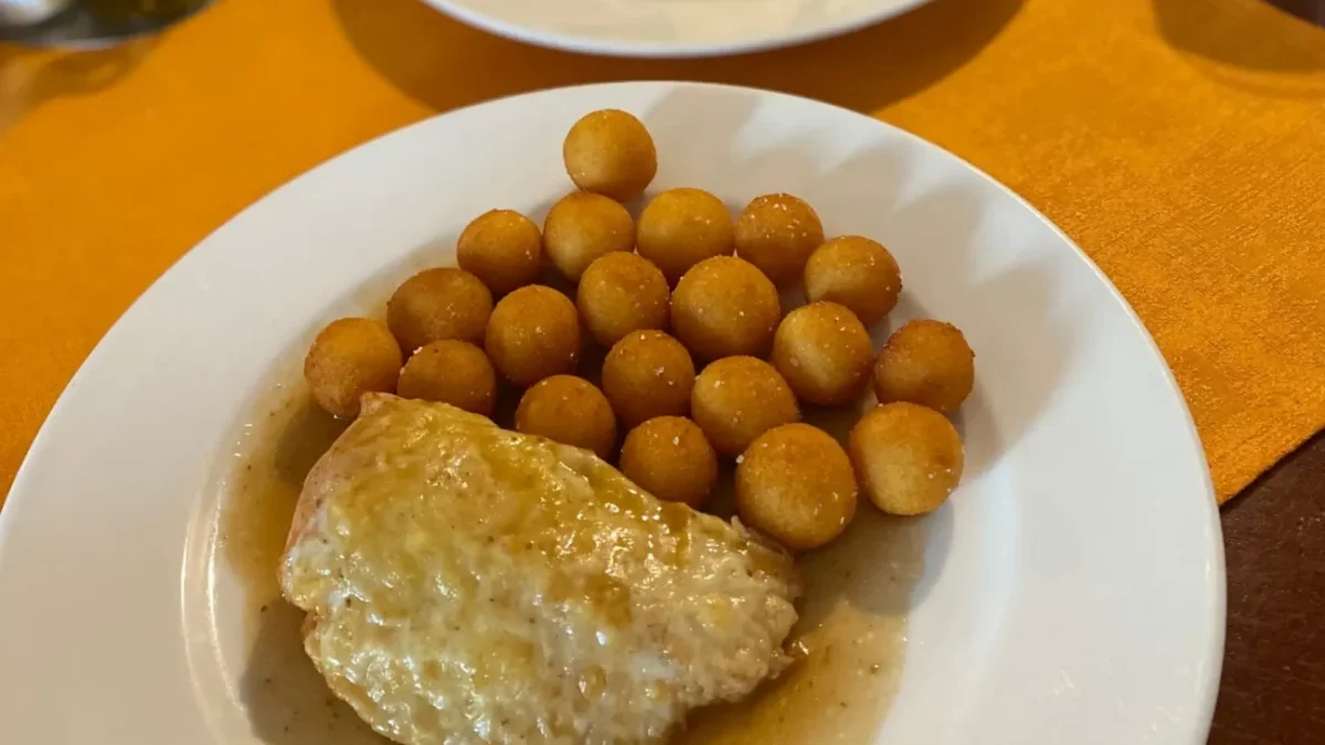 jídlo na talíři v restauraci
