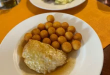 jídlo na talíři v restauraci