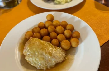 jídlo na talíři v restauraci