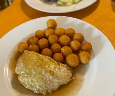 jídlo na talíři v restauraci