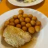 jídlo na talíři v restauraci