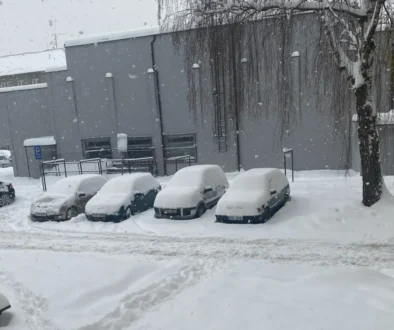 zimní počasí, sněží na ulici