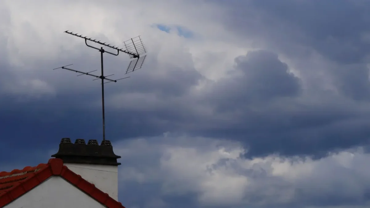 Špatné počasí a TV anténa. Dva prvky, které k sobě ladí