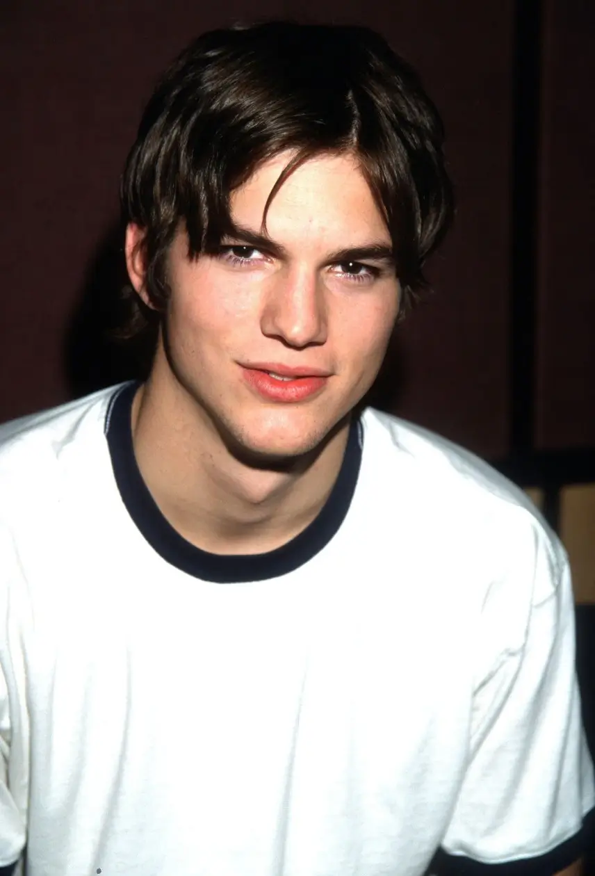 Hlavní postavu v jednom z filmů si zahrál i Ashton Kutcher. Zdroj: Profimedia | TVGURU.cz Ashton Kutcher v bílém tričku.
